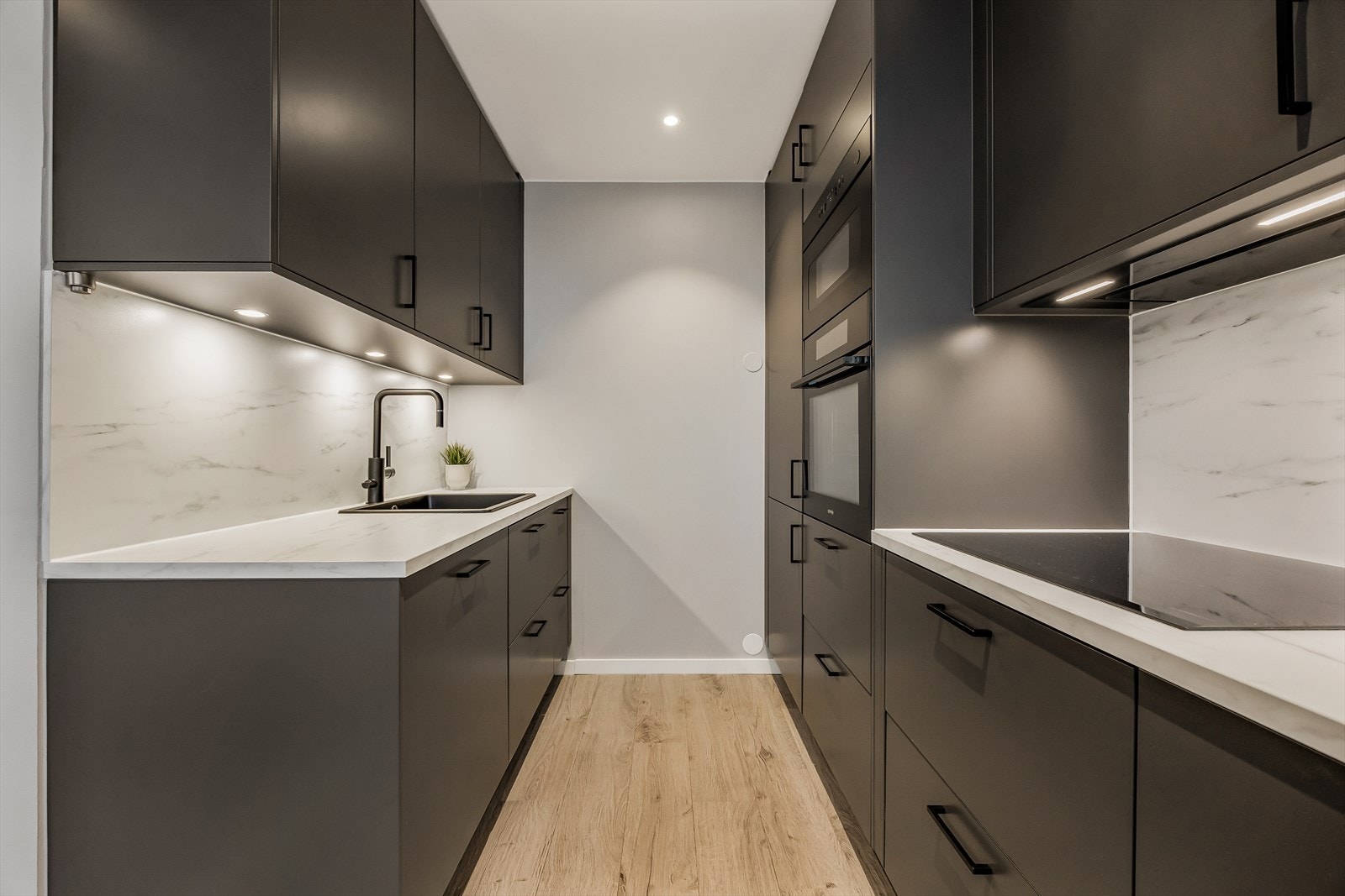 Kjøkkenet er praktisk utformet som et parallellkjøkken med god arbeidsplass. Galleribilde