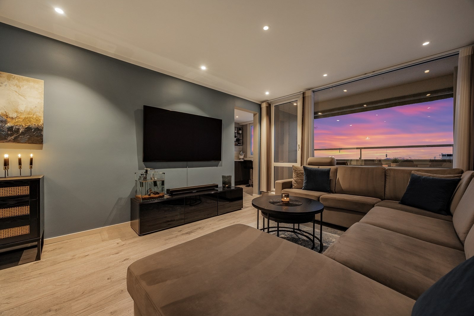 Den åpne løsningen mot kjøkkenet gjør dette til et sosialt og sentralt rom. Galleribilde