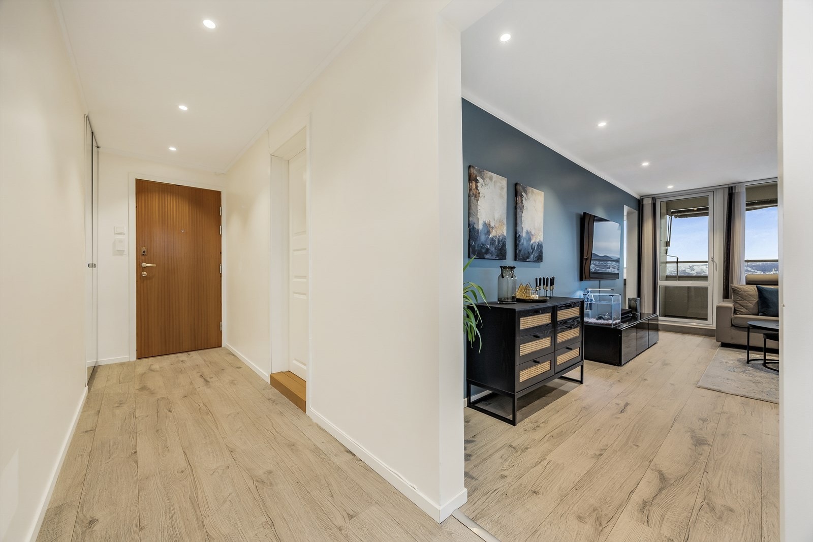 Fra entreen ledes du videre inn mot leilighetens sosiale soner. Galleribilde