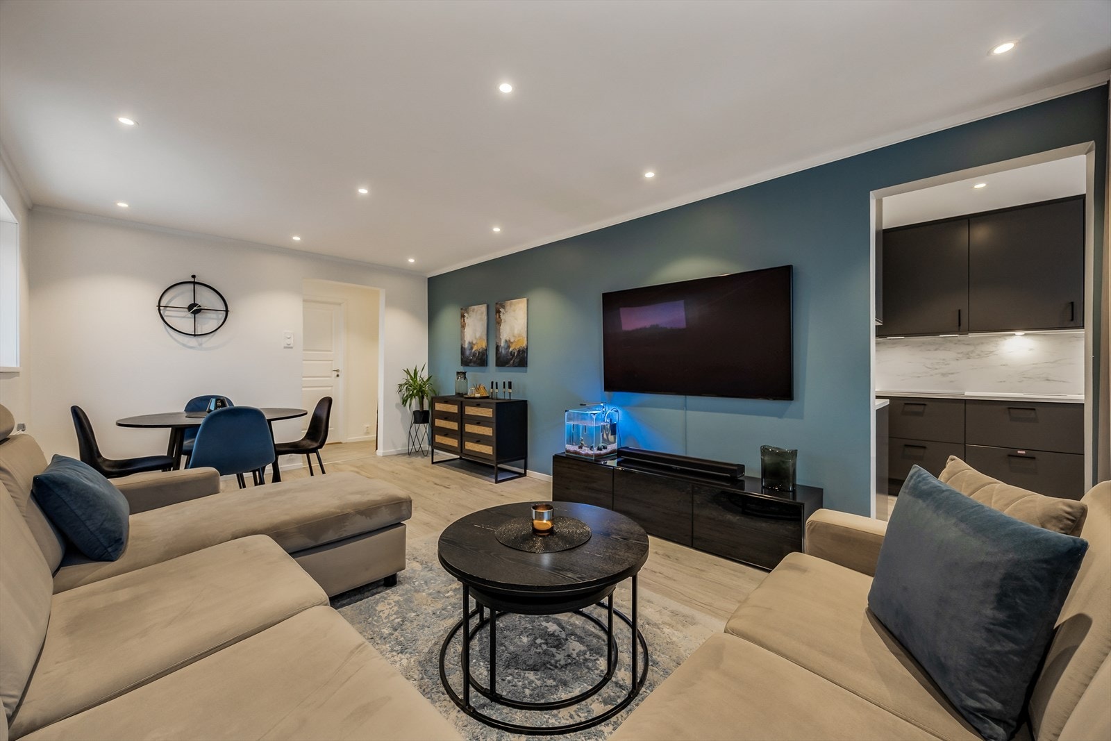 En fondvegg i en dyp blåtone gir rommet karakter og dybde. Galleribilde