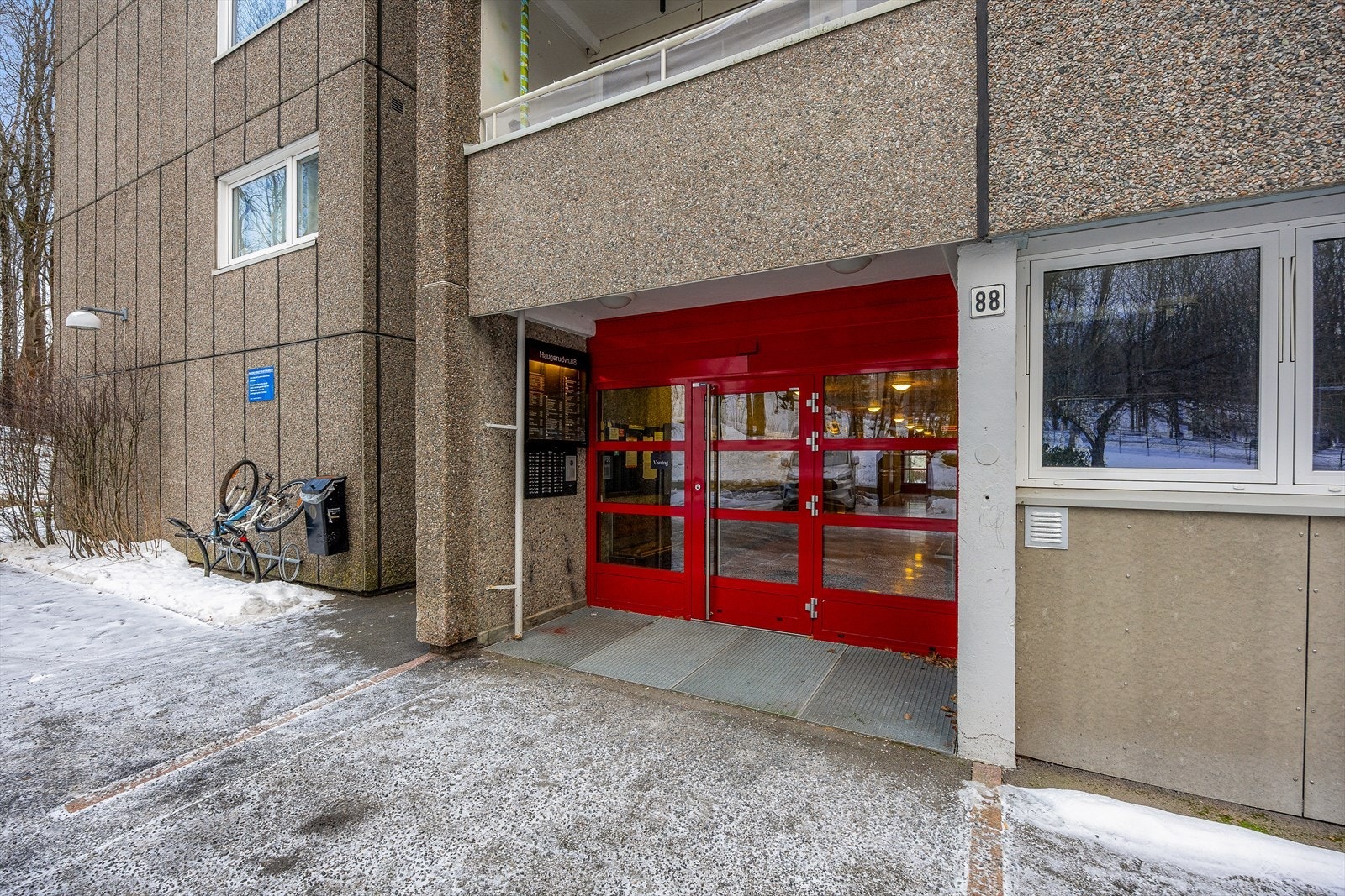 Eiendommen har et overbygget og tydelig merket inngangsparti. Galleribilde