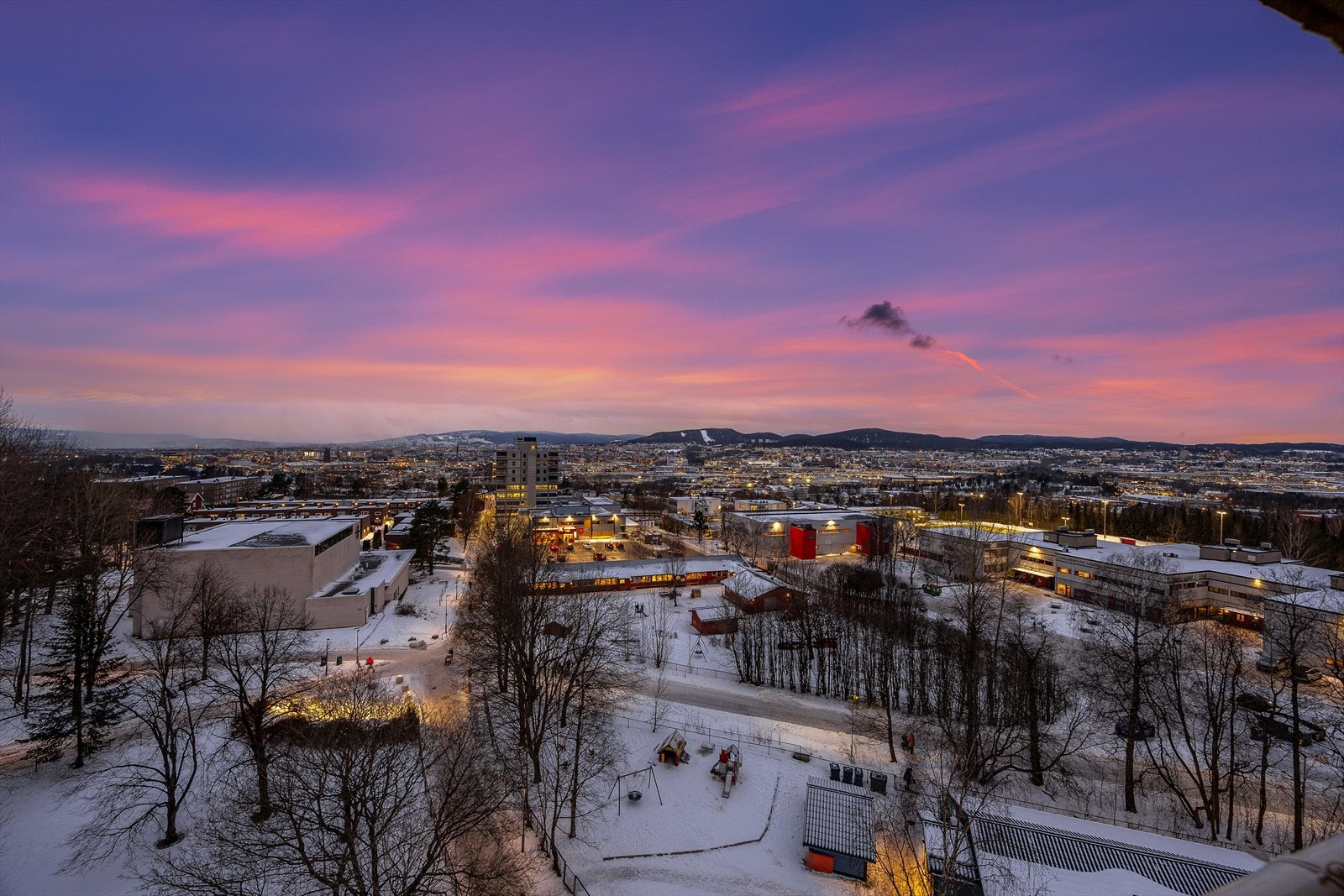 Oversikt over nærområdet badet i kveldslys. Galleribilde