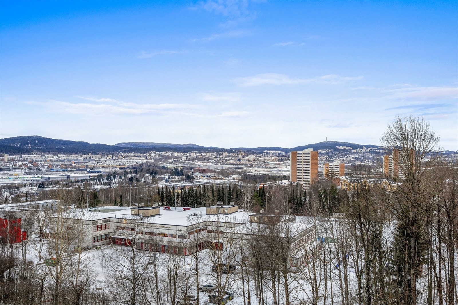 Fra leiligheten er det fri utsikt mot Groruddalen og åsene rundt. Galleribilde