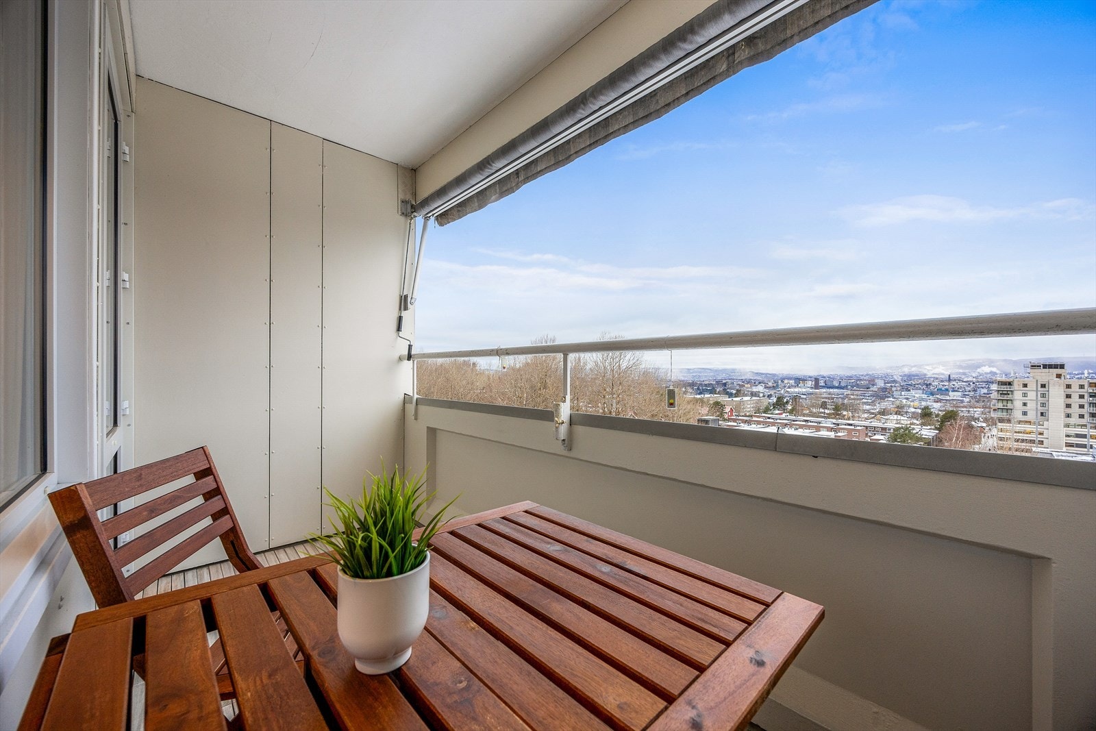 Balkongen er utstyrt med markise for solskjerming. Galleribilde