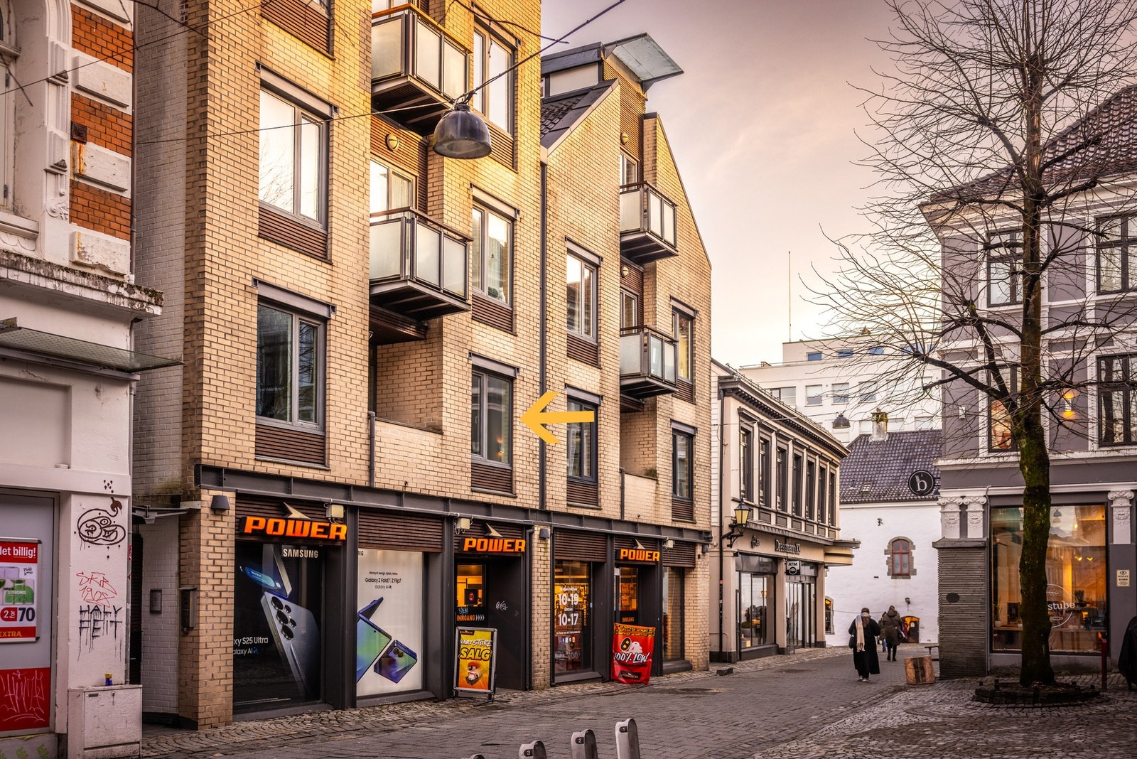 Flott bygård i teglstein, med Power i 1.etasje. Praktisk om man skulle trenge ny TV eller hvitevarer Galleribilde