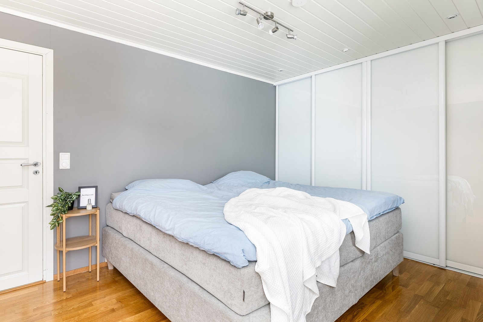 I hovedsoverommets 3 meter brede skyvedørsgarderobe kan klærne oppbevares lett tilgjengelig ved sengens side. Galleribilde