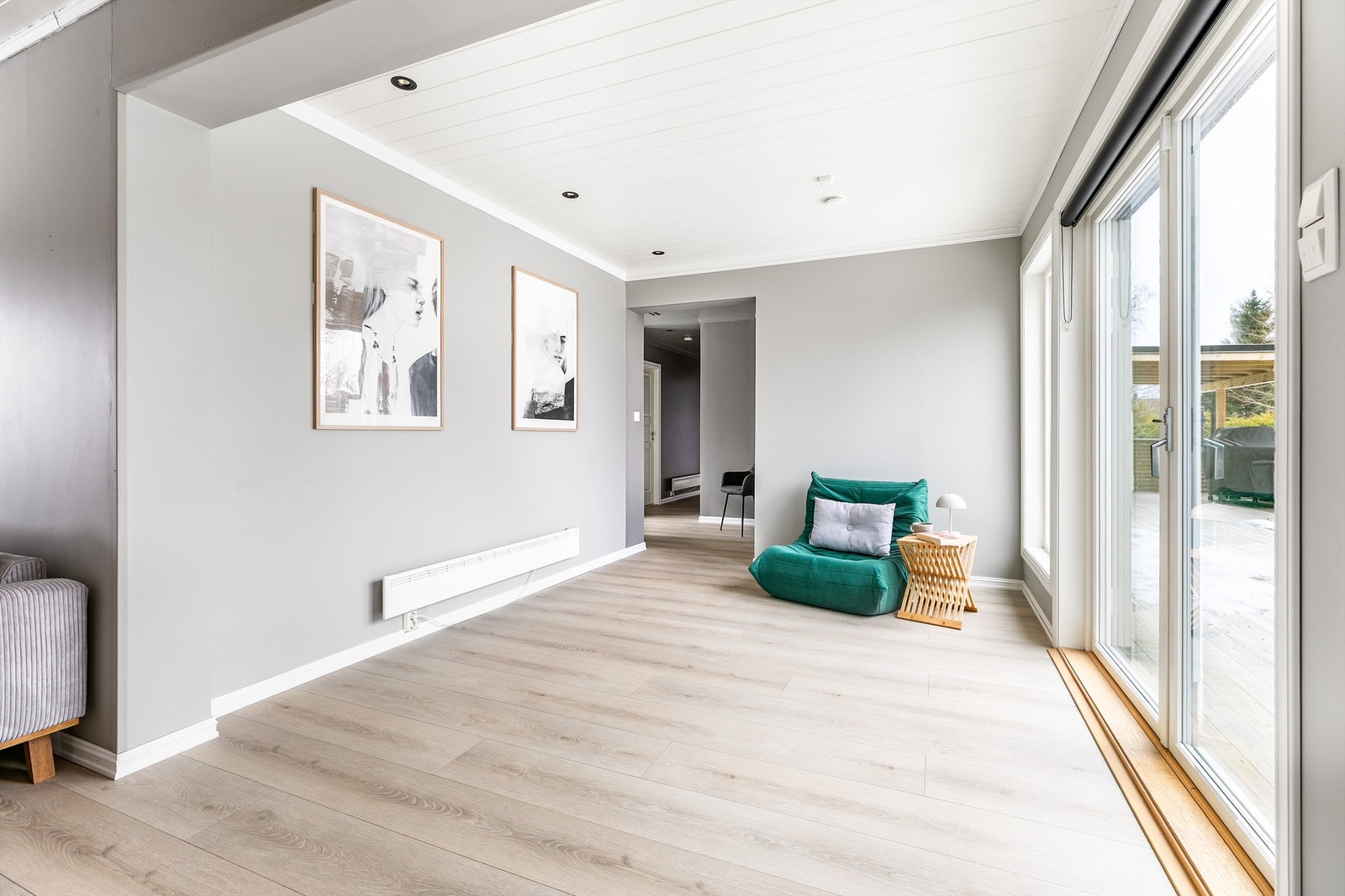 En rekke vinduer med til dels store flater fyller stuen med mye naturlig lys. To-fløyet terrassedør er installert i senere år og gir enkel tilgang til terrassen. Galleribilde