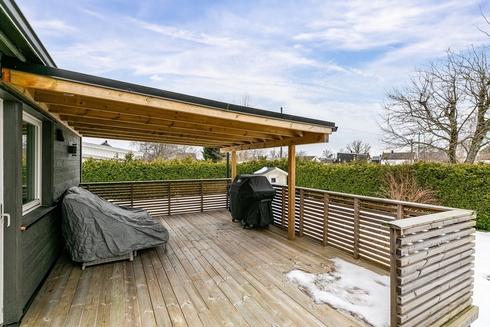 Skjermende overbygg utvider terrassens bruksmuligheter og gjør det mulig å sitte ute selv om sommerværet ikke er på sitt aller beste. Galleribilde