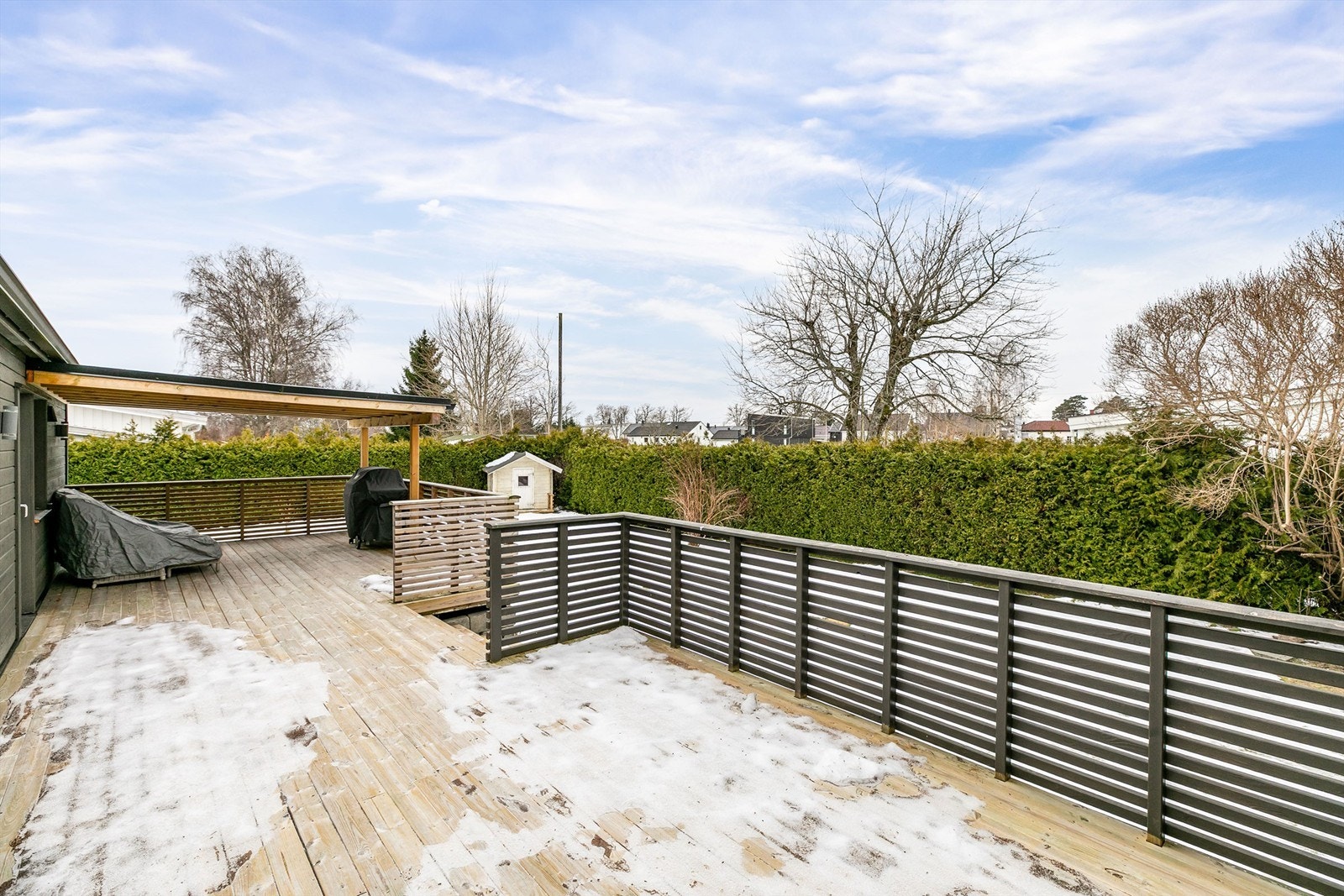 På terrassen kan du sommerstid få med deg solen fra tidlig ettermiddag til sen kveld. Galleribilde