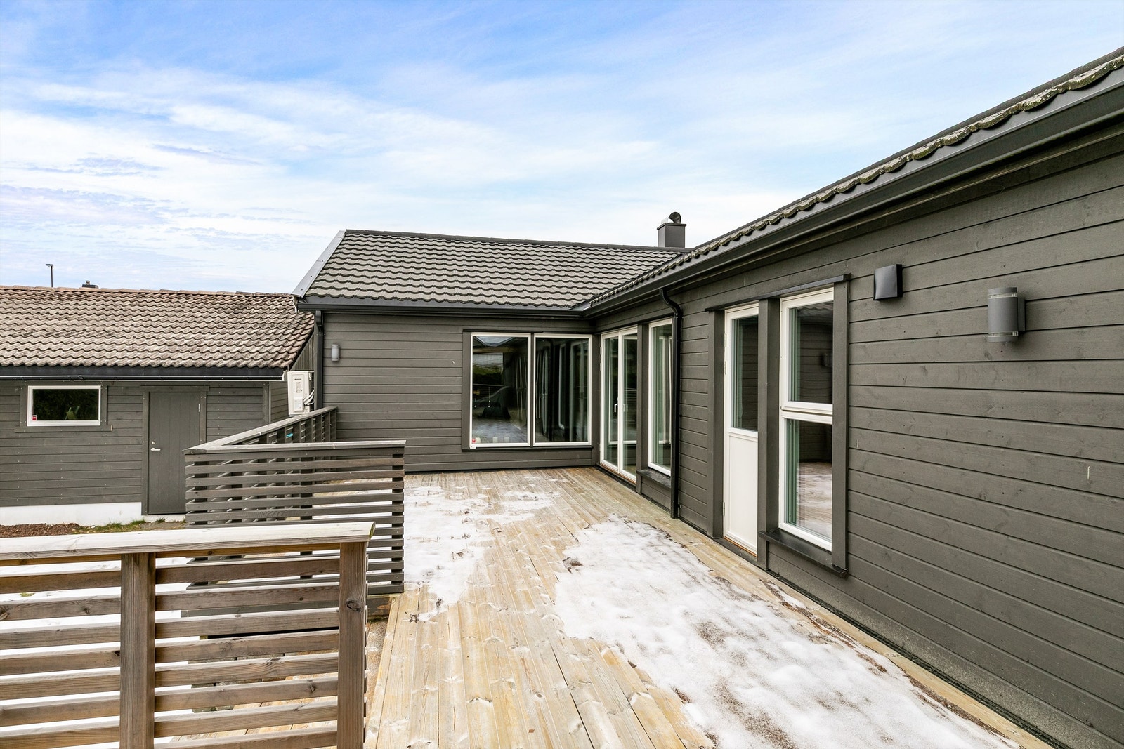 Ytterveggene som tilstøter terrassen ble i 2023 lektet ut og kledd om. Nye utelys ble montert i 2025. Galleribilde