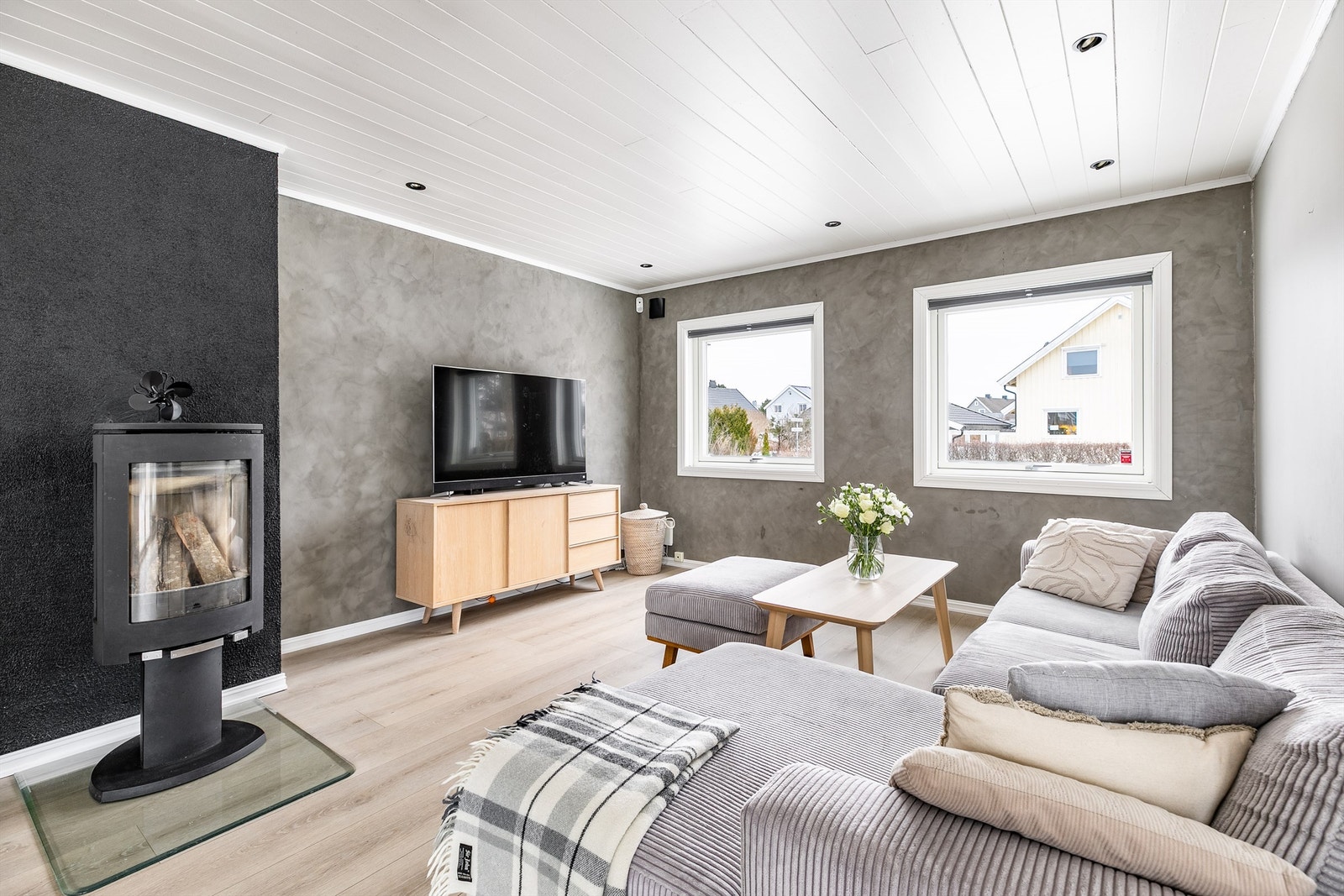 Stuens moderne vedovn er fra Jøtul og like stemningsfremmende som varmende. Galleribilde