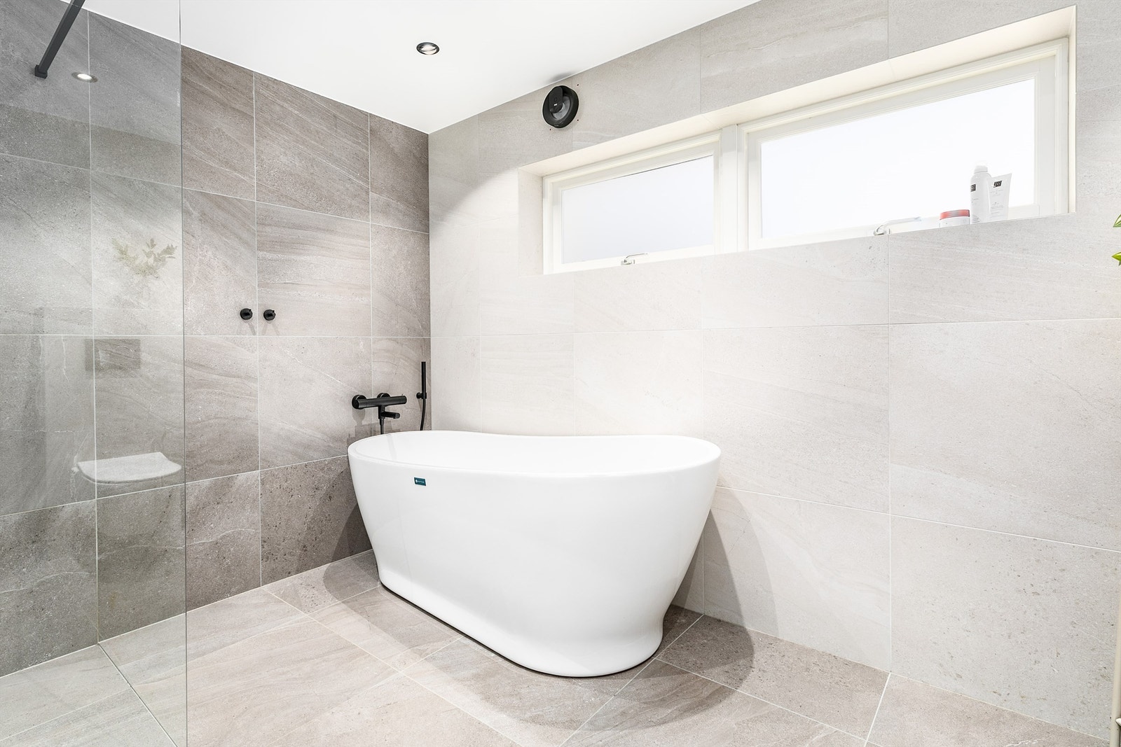 Med både badekar og et ekstra romslig dusjhjørne byr badet på valgfrihet - en aldri så liten luksus i hverdagen. Galleribilde