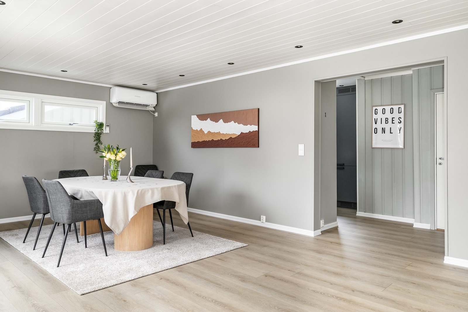 Kjøkkenet er adskilt stuen, men likevel lett tilgjengelig fra gangen rett innenfor. Galleribilde