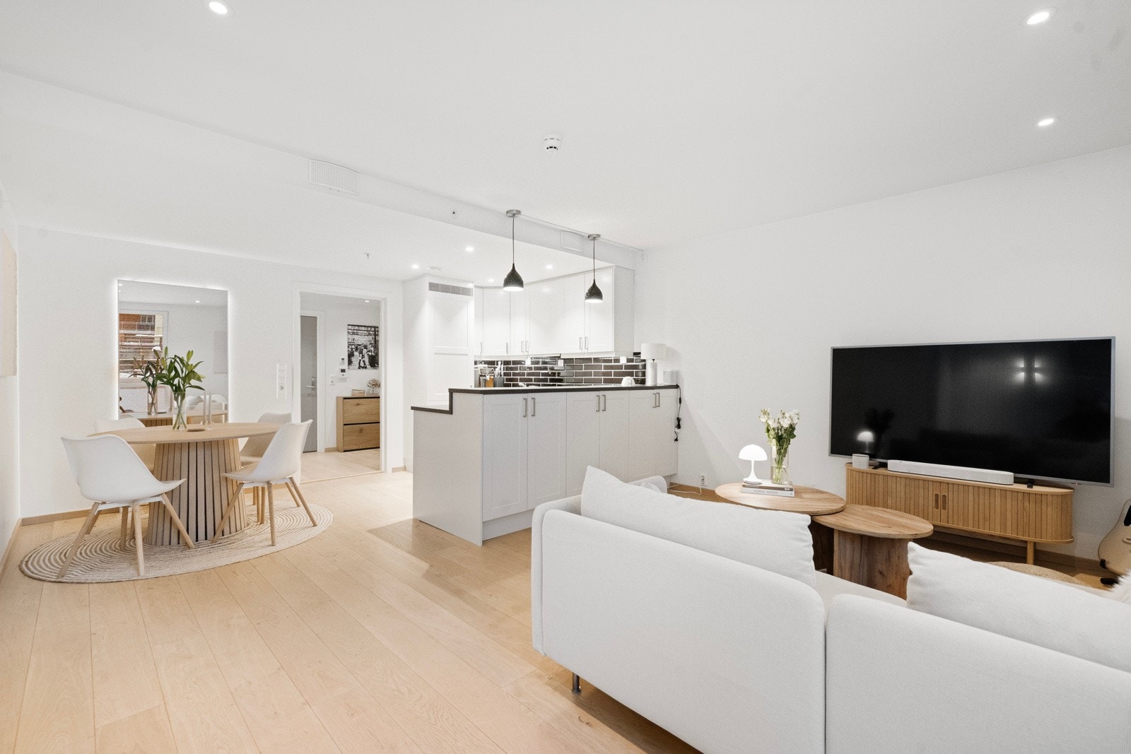 I stuedelen er det god plass til sofa- og tv-møblement. Galleribilde