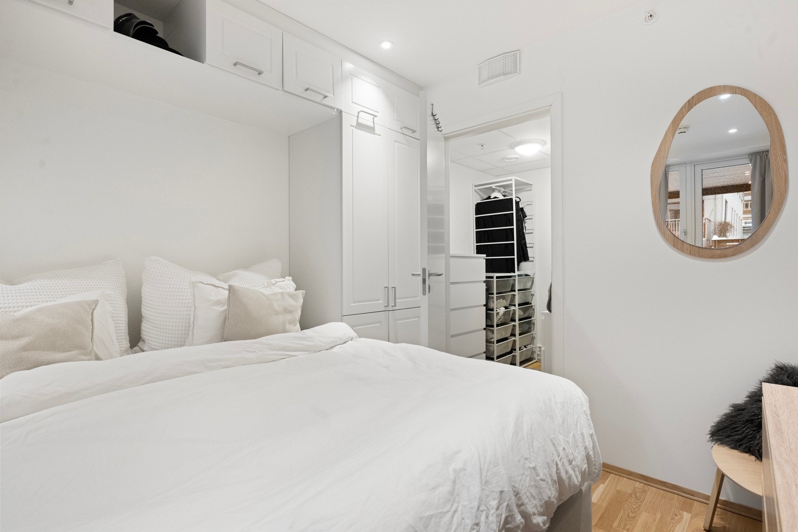Fra soverommet er det adkomst til bod/garderobe. Galleribilde