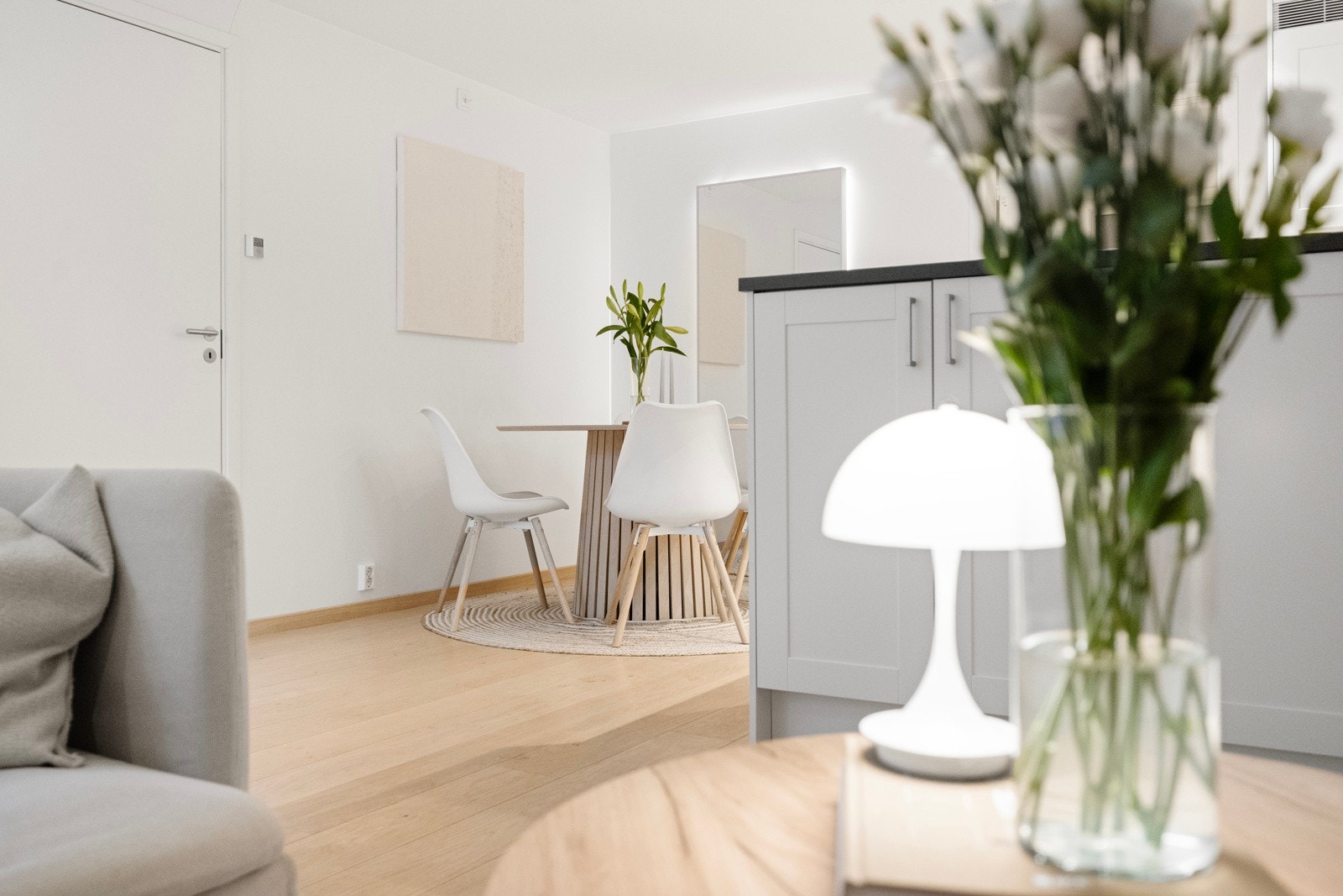 Selger opplyser at det er 1-stavs parkett på gulv i stue/kjøkken. Galleribilde