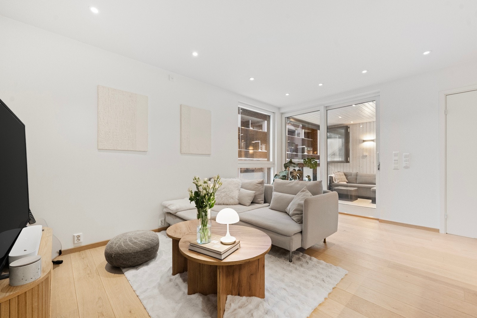 Leiligheten fremstår som lys, funksjonell og lettstelt - perfekt for deg som ønsker en komfortabel bolig med gjennomtenkte løsninger og høy bokvalitet. Galleribilde