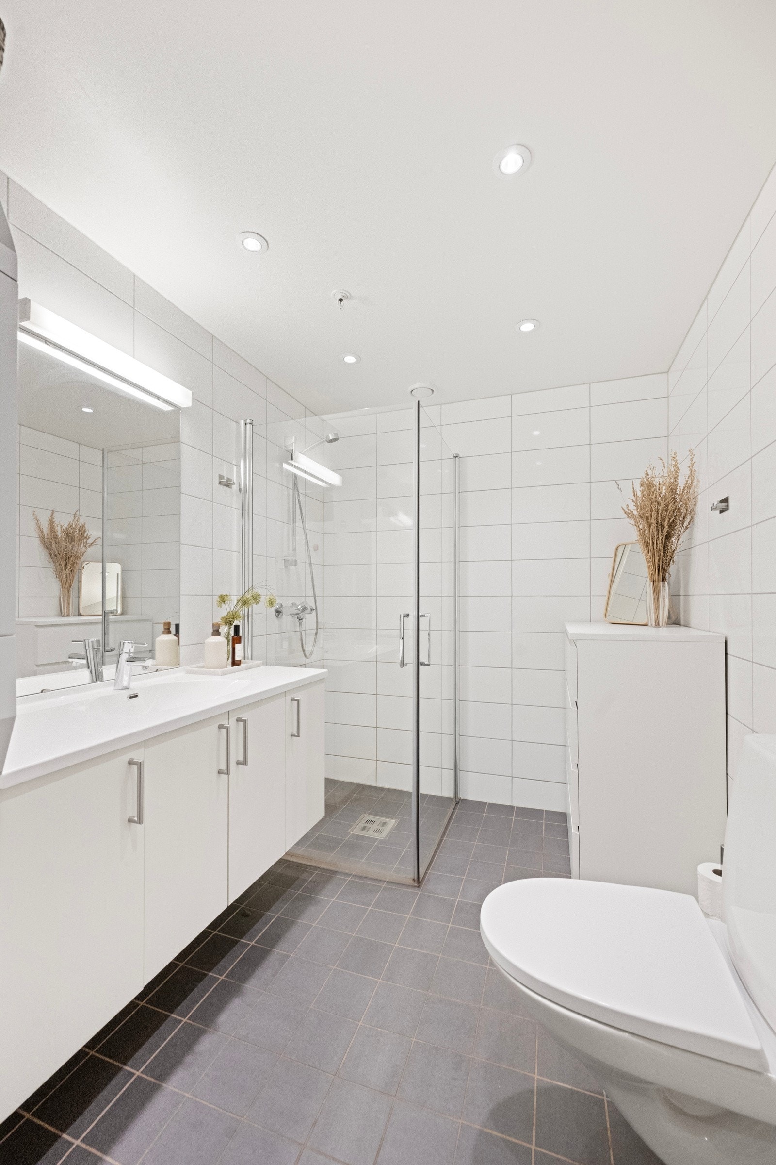 Flislagt bad innredet med alle nødvendige fasiliteter. Galleribilde