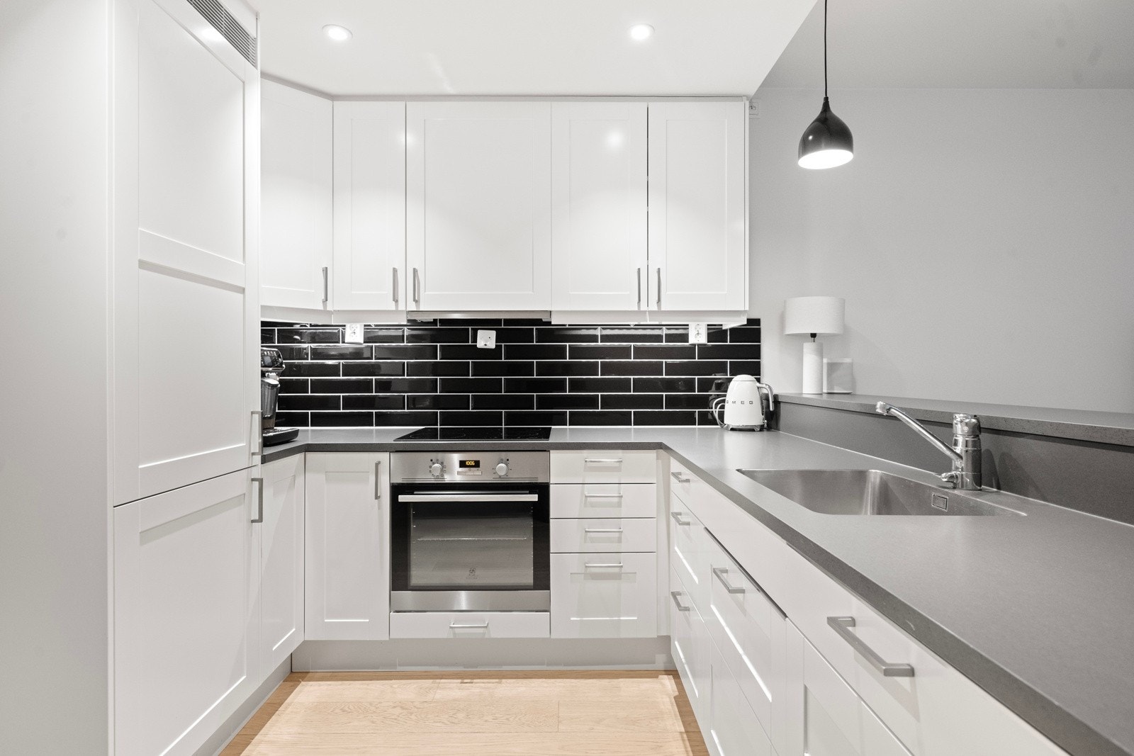 Kjøkkenet er utstyrt med integrert stekeovn, induksjonstopp og kombinert kjøle-/fryseskap. Galleribilde