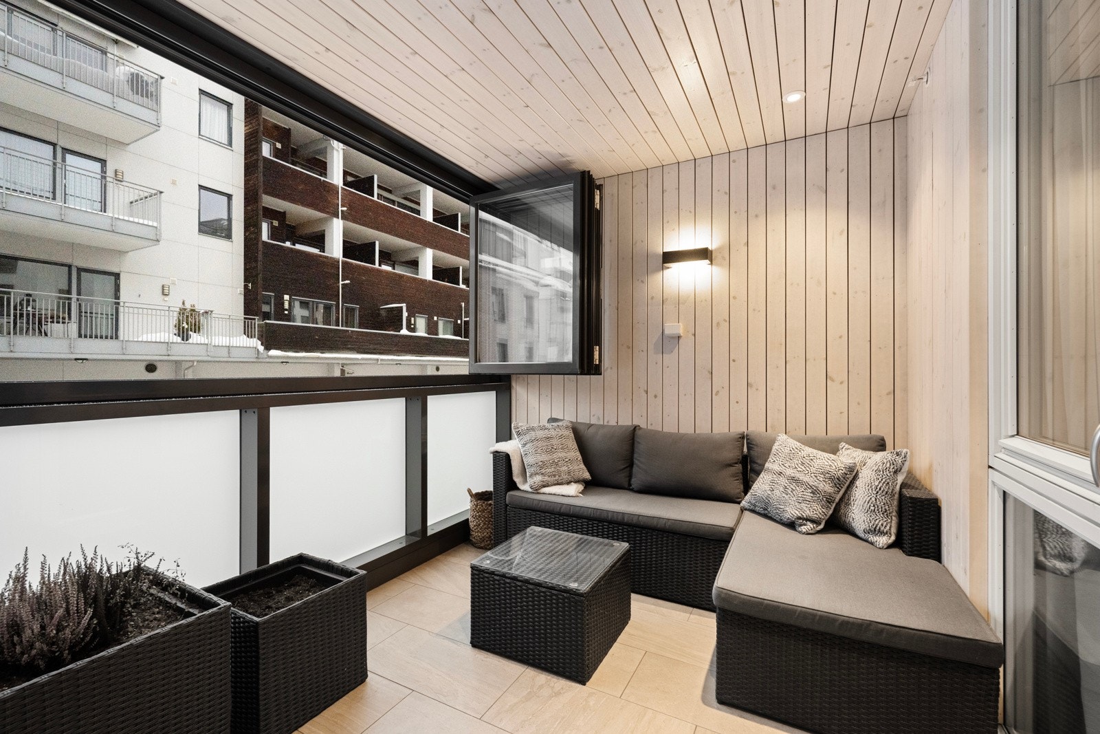 Fra stuen er det utgang til en innglasset balkong med varmekabler i gulv. Galleribilde