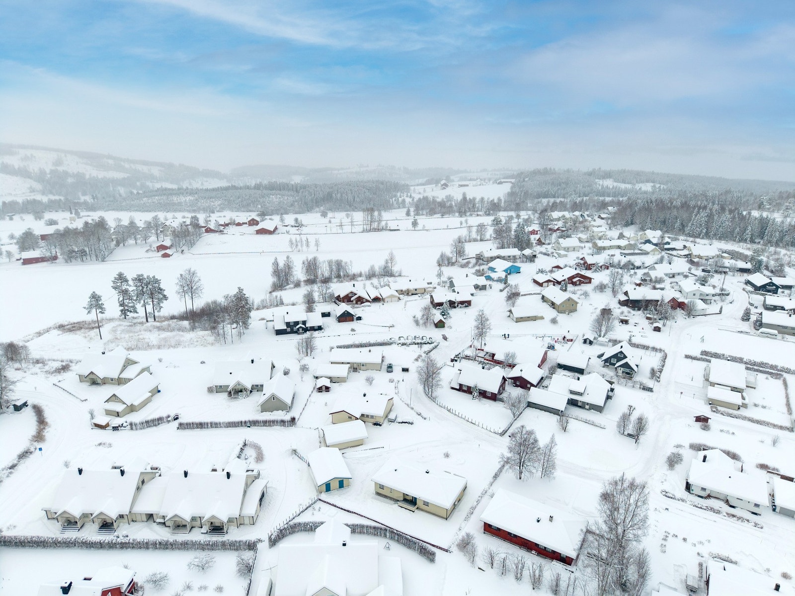 Dronefoto med Brøttum Kirke i bakgrunn Galleribilde