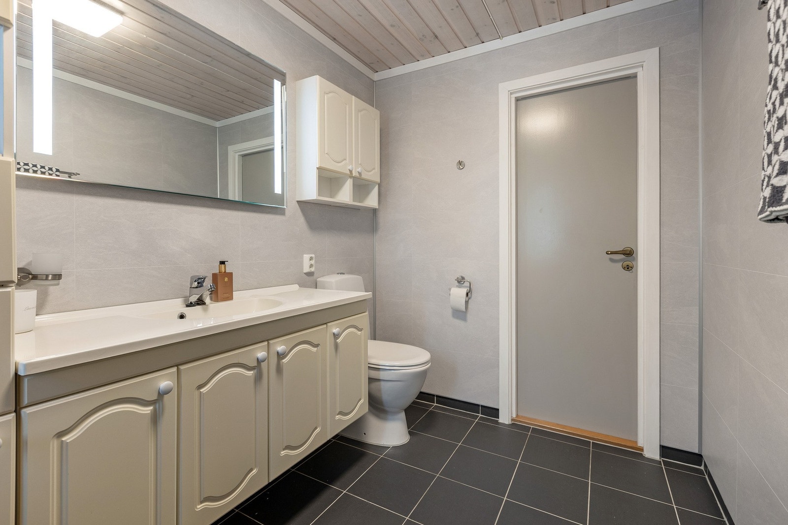 Flislagt gulv med varmekabler og veggplater Galleribilde