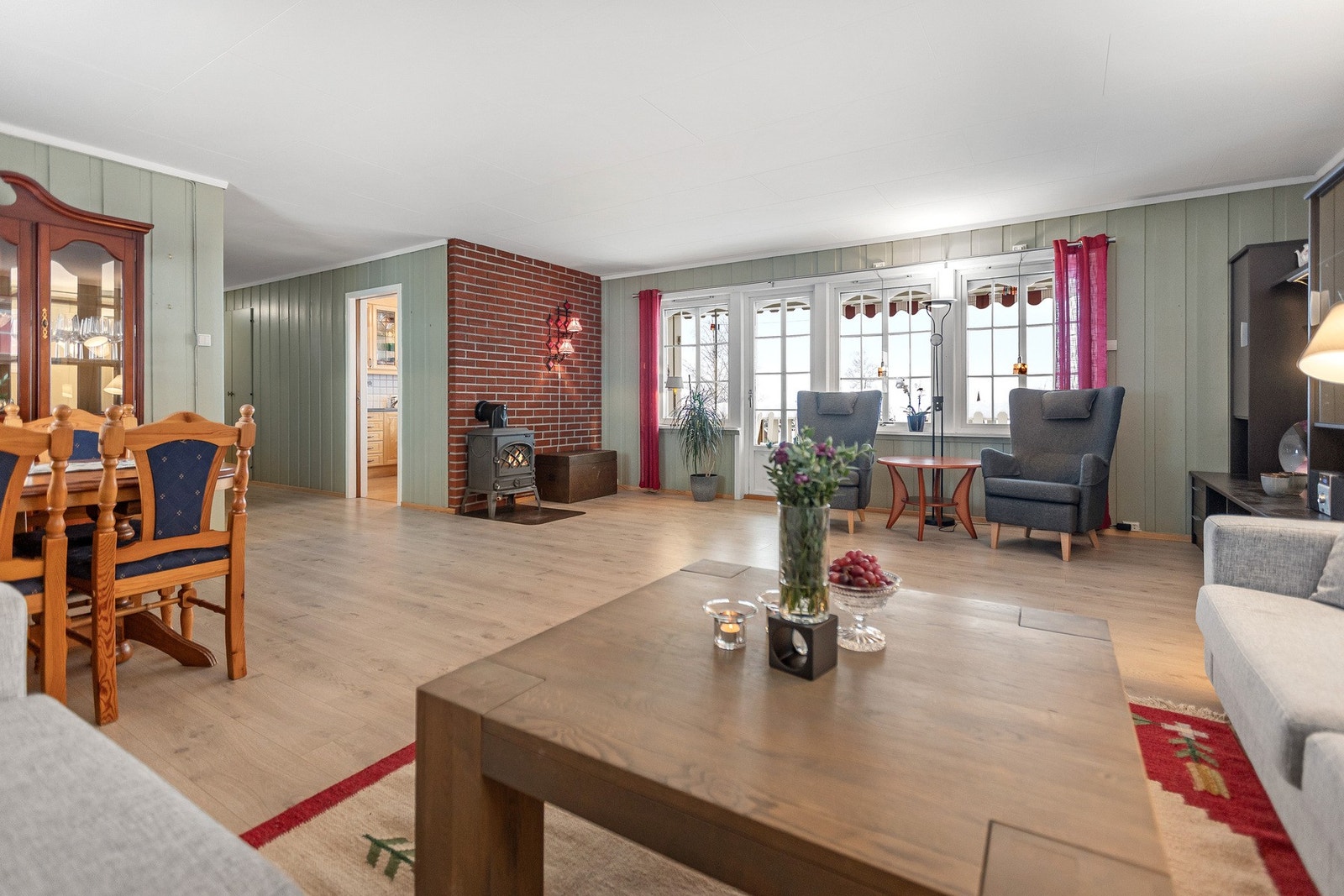 Vedovn og varmepumpe holder en god lunk i hele huset Galleribilde