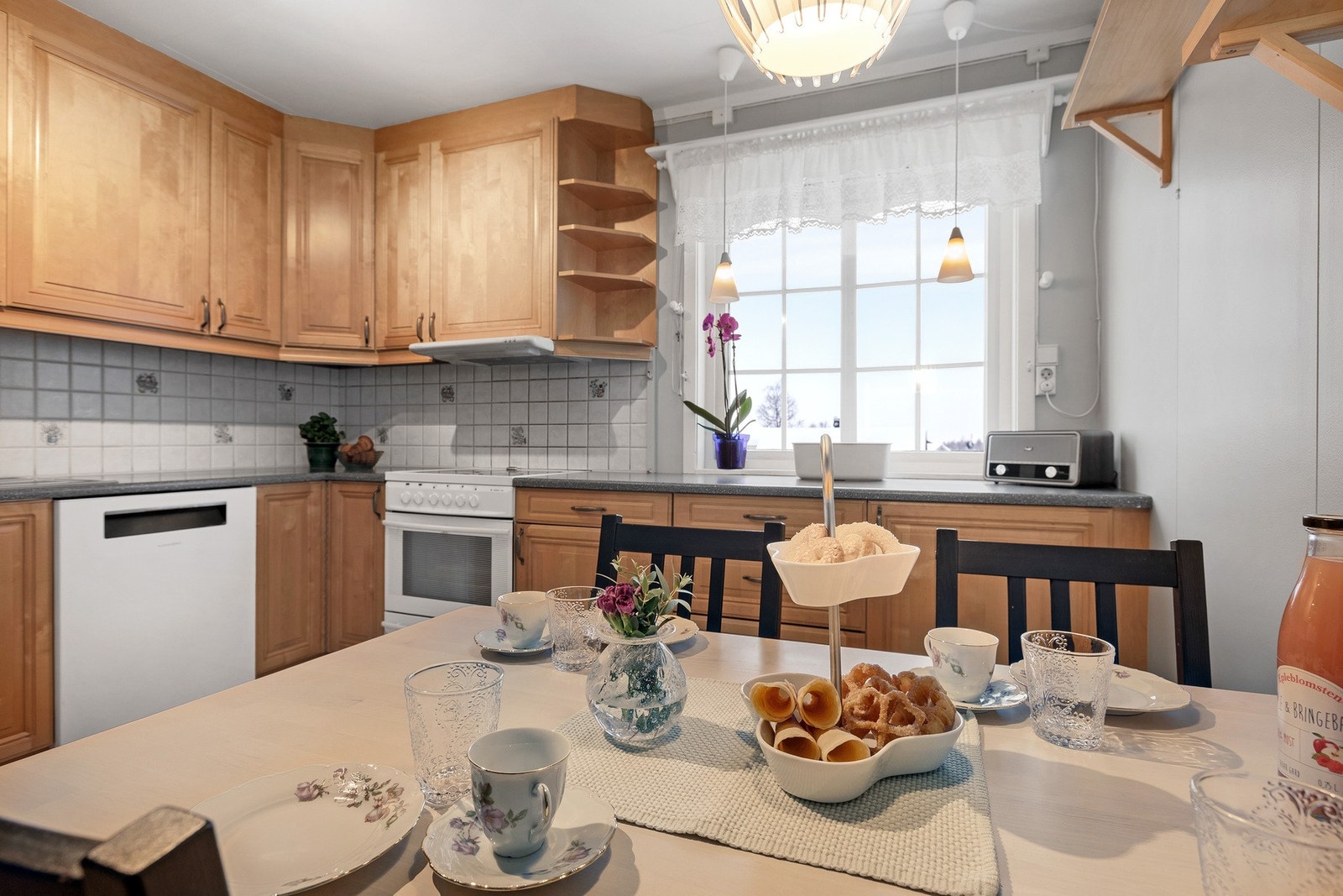 Plass til et spisebord er det også på kjøkken Galleribilde
