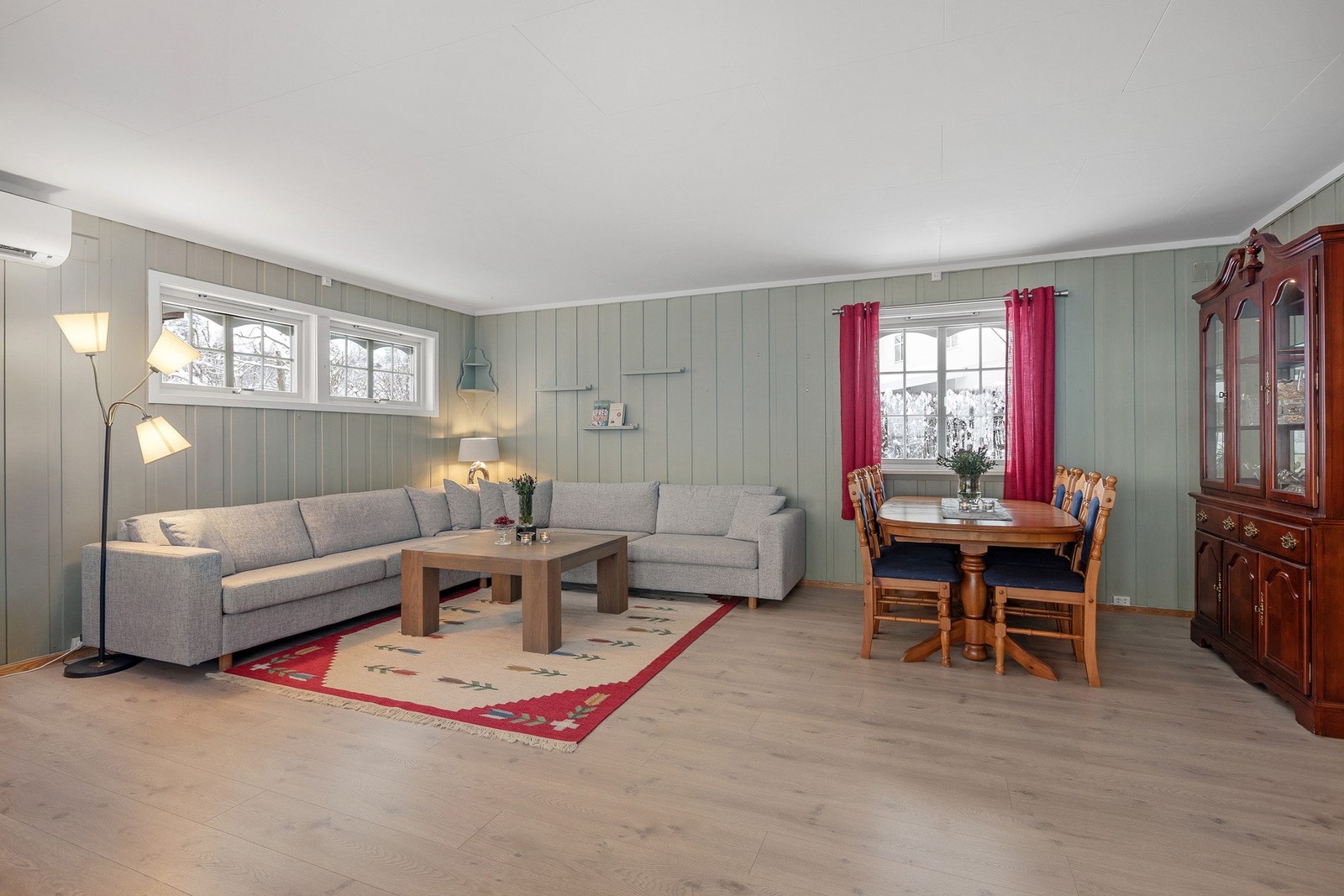 Gode møbleringsmuligheter og godt med gjennomlys i rommet Galleribilde