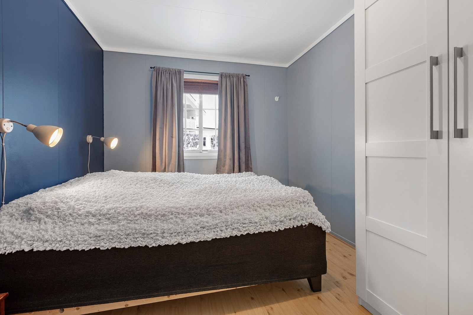 Tre soverom i boligen, god plass til både dobbeltseng og skapløsning Galleribilde