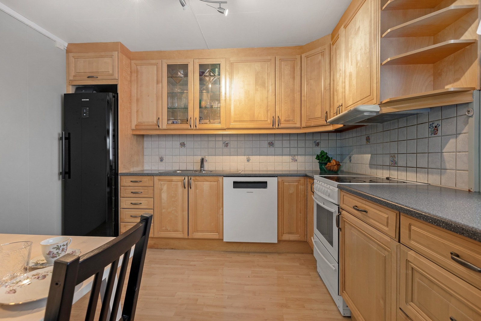 Komfyr og oppvaskmaskin medfølger boligen Galleribilde