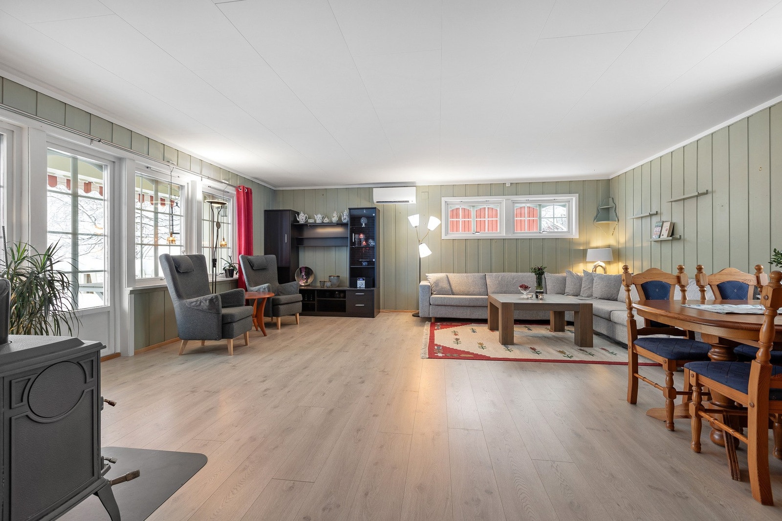 Malt panel på gulv og laminat på gulv Galleribilde