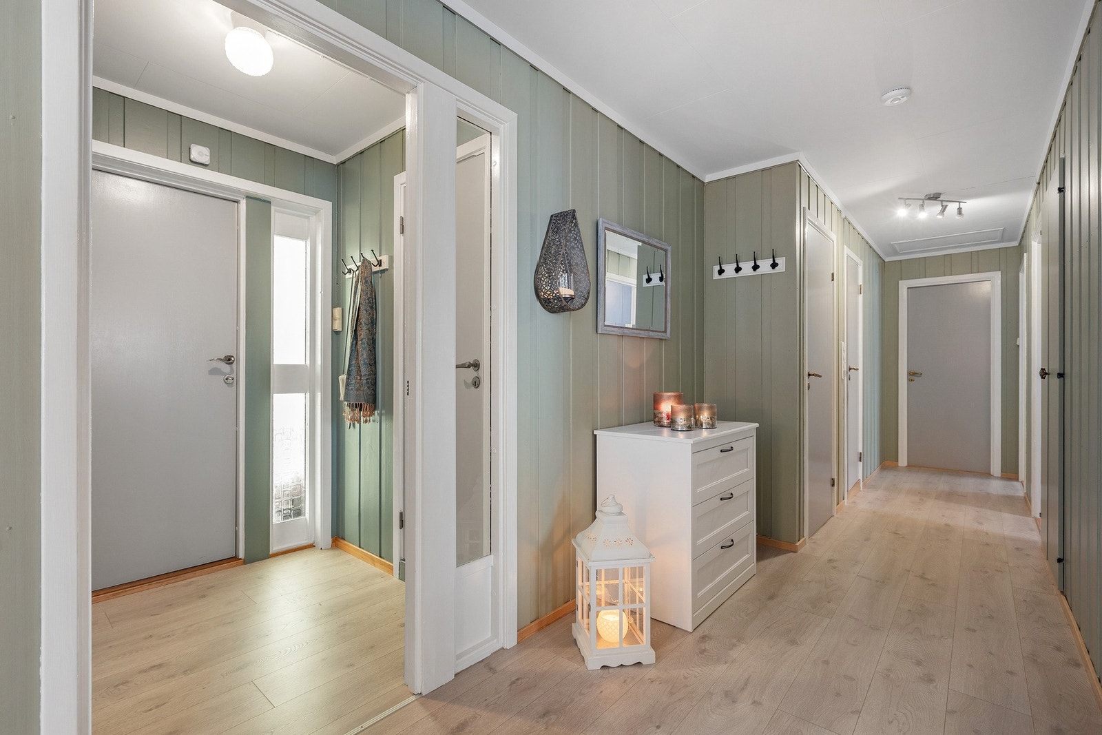 Vindfang og gangen inn til soverommene og bad Galleribilde