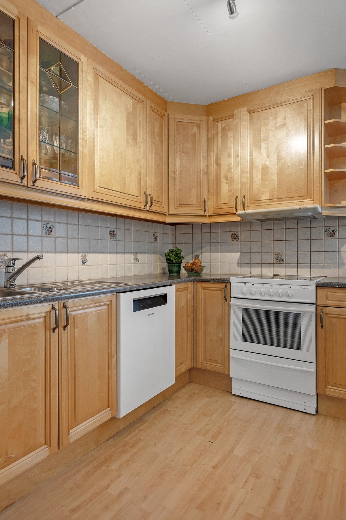 Fliser over laminat benkeplate Galleribilde