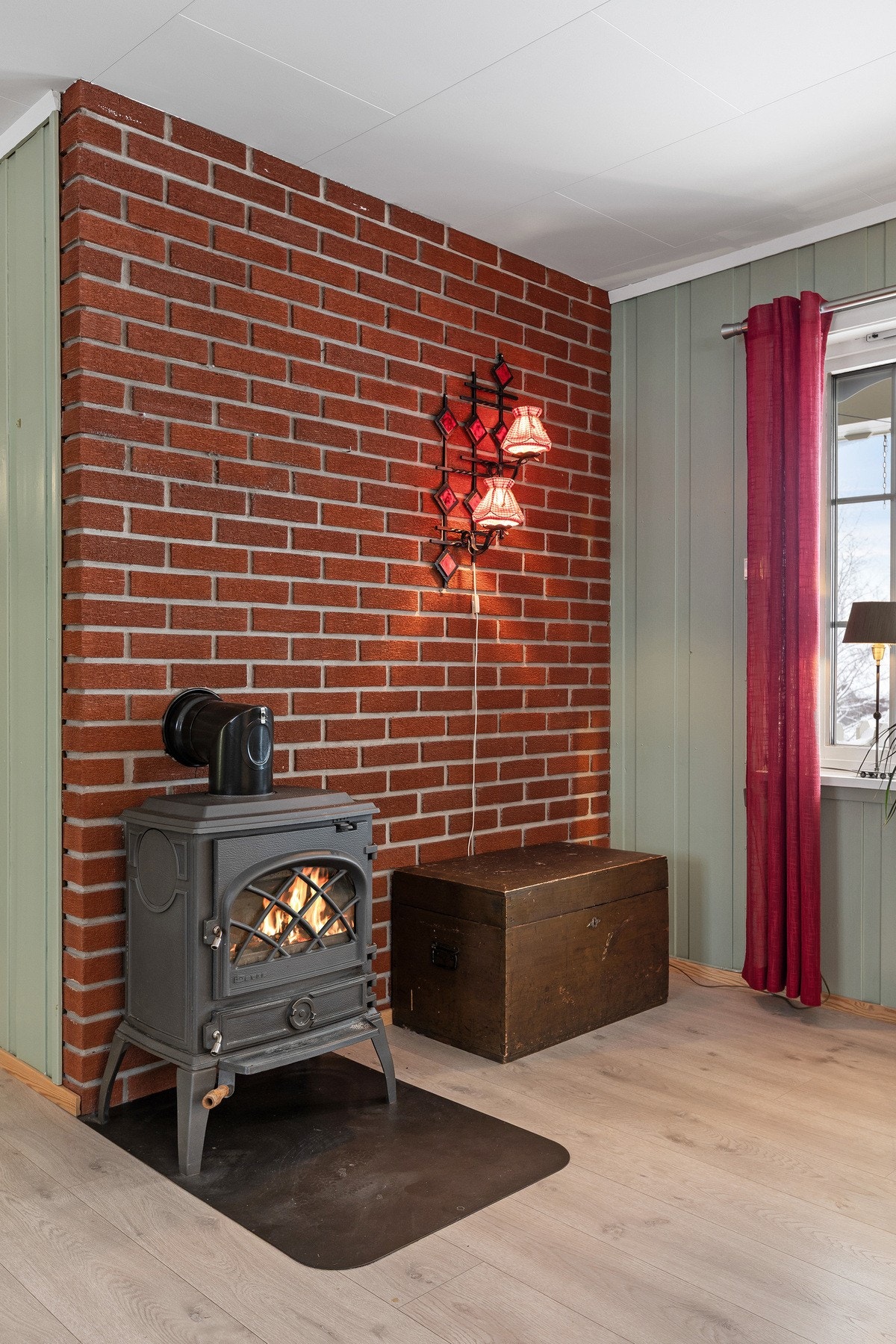 Vedovn og teglsteinsvegg bak Galleribilde