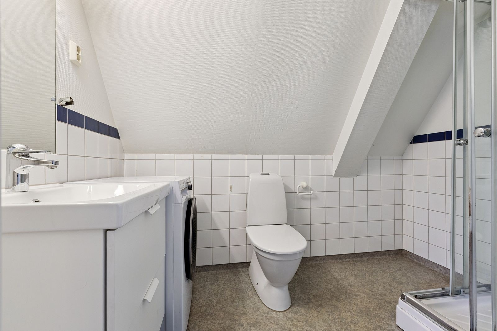 Bad med vaskemaskin, dusjkabinett, wc og servant med underskap Galleribilde