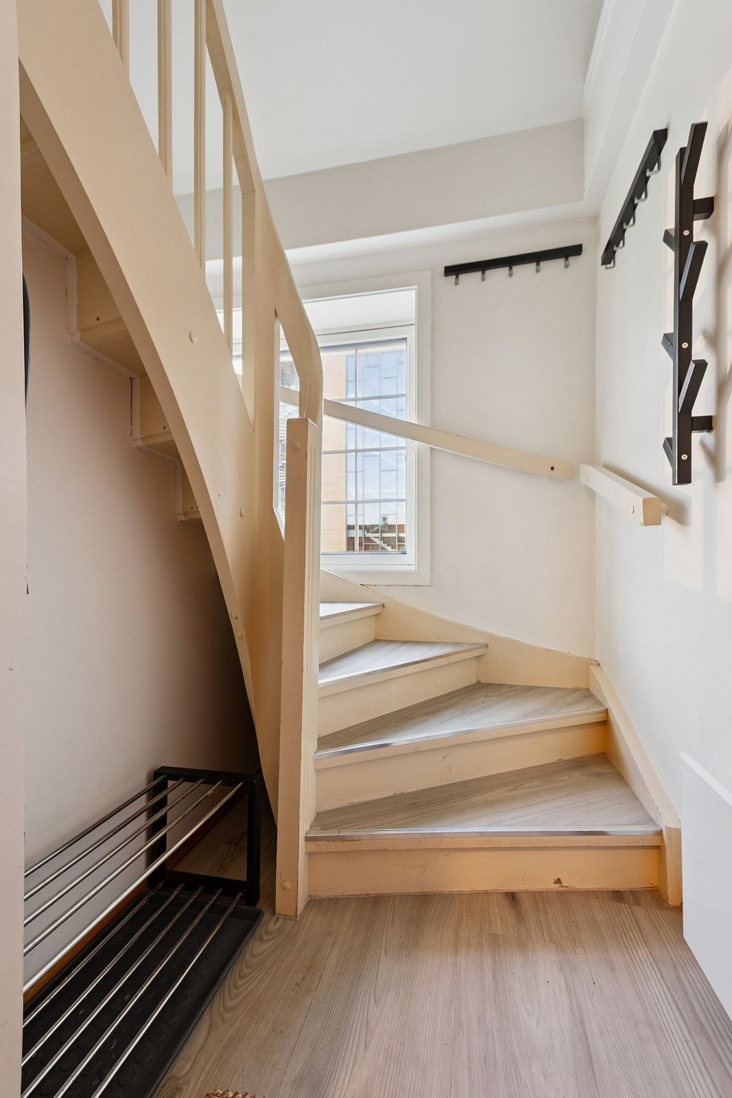 Entre i 1.etg med plass til yttertøy og sko Galleribilde