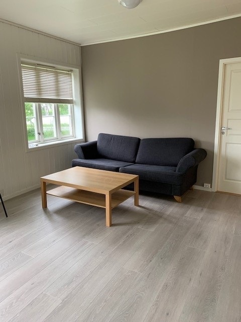 Felles stue med sofabord Galleribilde