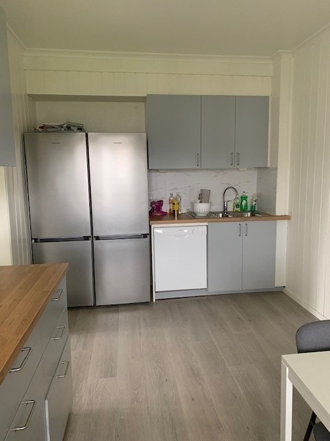 Hvitevarer: 2 kombiskap, oppvaskmaskin, komfyr og platetopp Galleribilde