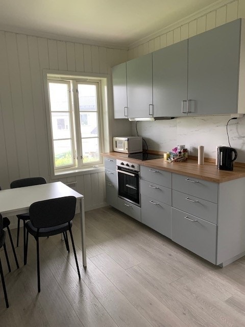 Felles koselig kjøkken med hvitevarer. Galleribilde