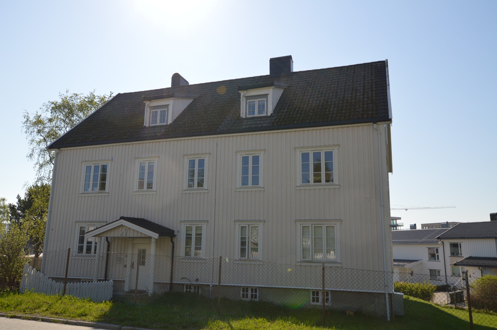 Kort vei til badeplass. Her finnes alt av fasiliteter i umiddelbar nærhet som bla. kjøpesenter, treningssenter og restauranter. Meget gode bussforbindelser til sentrum og byens studiesteder. Gåavstand til Dronning Mauds Minne høgskole. Galleribilde