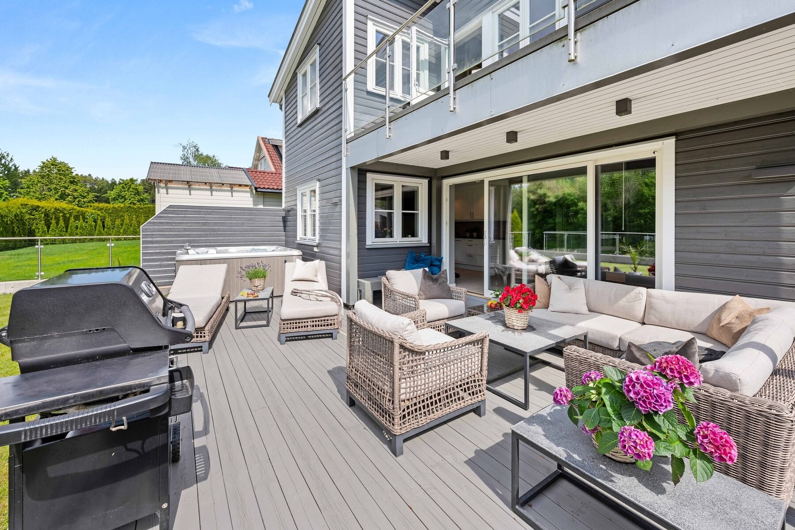 Vi turer videre og ut til denne deilige uteplassen! Her får du en markterrasse på 60 kvm, samt en stor gressplen. Galleribilde