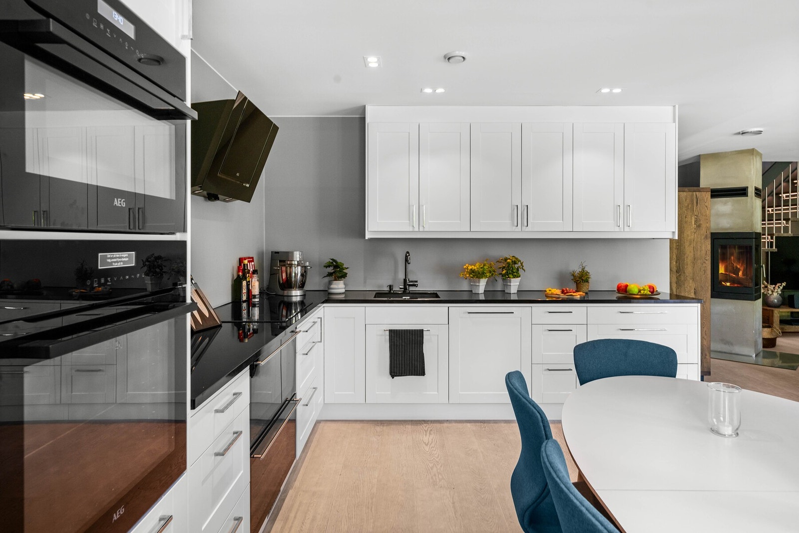 Kjøkkenet er utstyrt med integrert kjøleskap, fryseskap, oppvaskmaskin, induksjonstopp, micro og stekeovn. Galleribilde