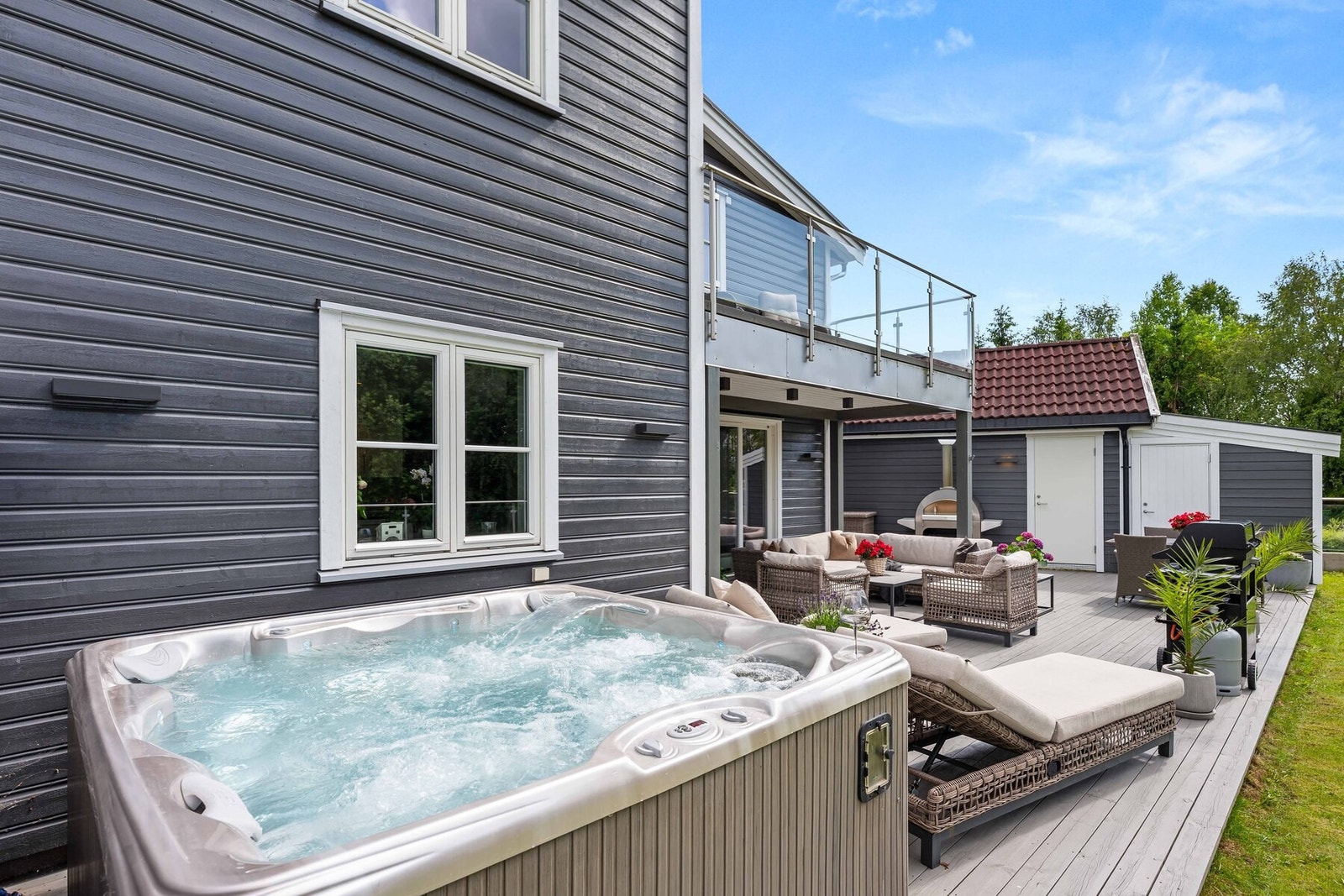 Markterrassen gir god plass til møblering av diverse hagemøbler, til og med en stor jacuzzi! Galleribilde