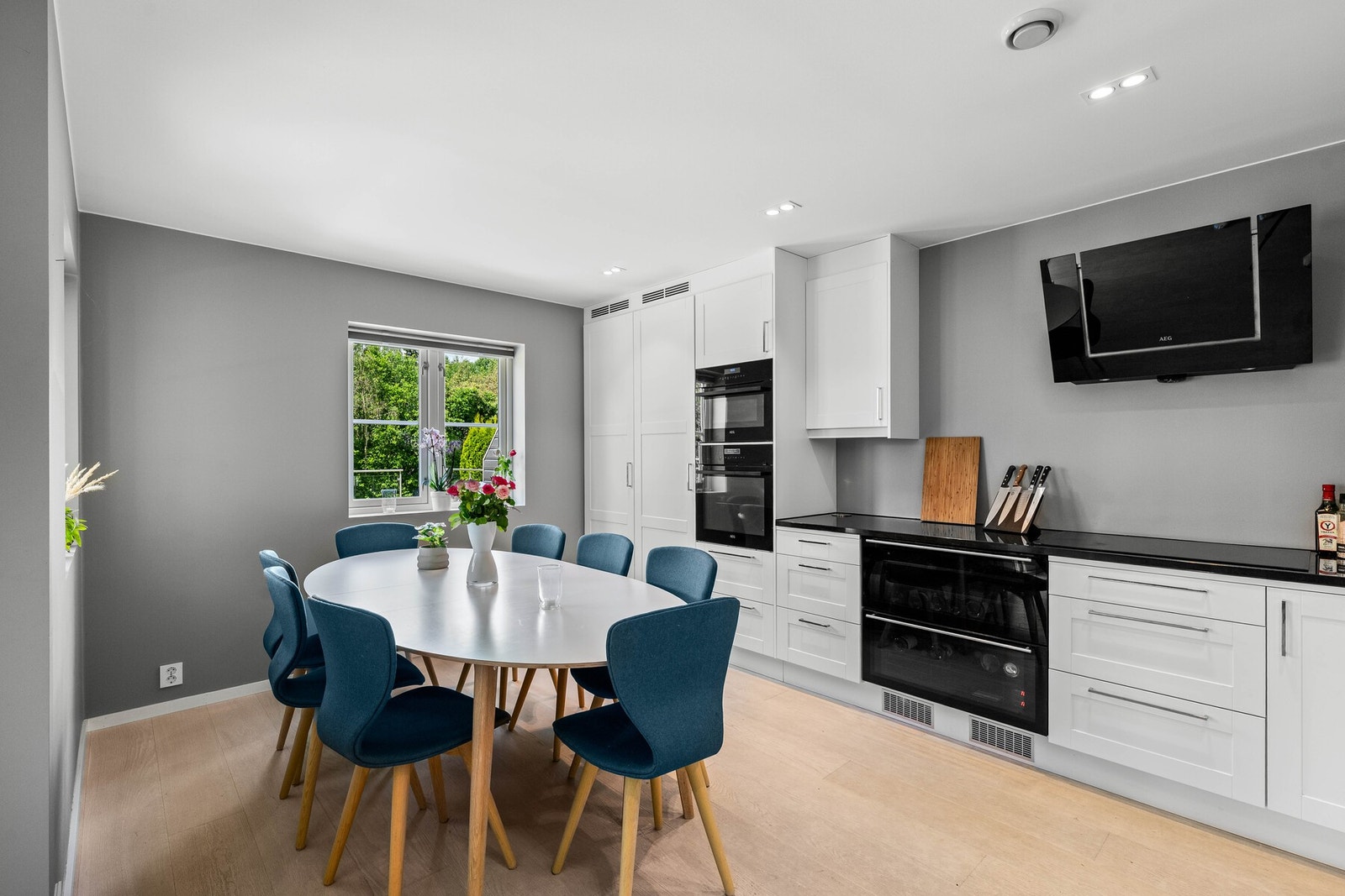 Det er god plass til en stor spisegruppe hvor mange kan samles til gode måltider. Galleribilde