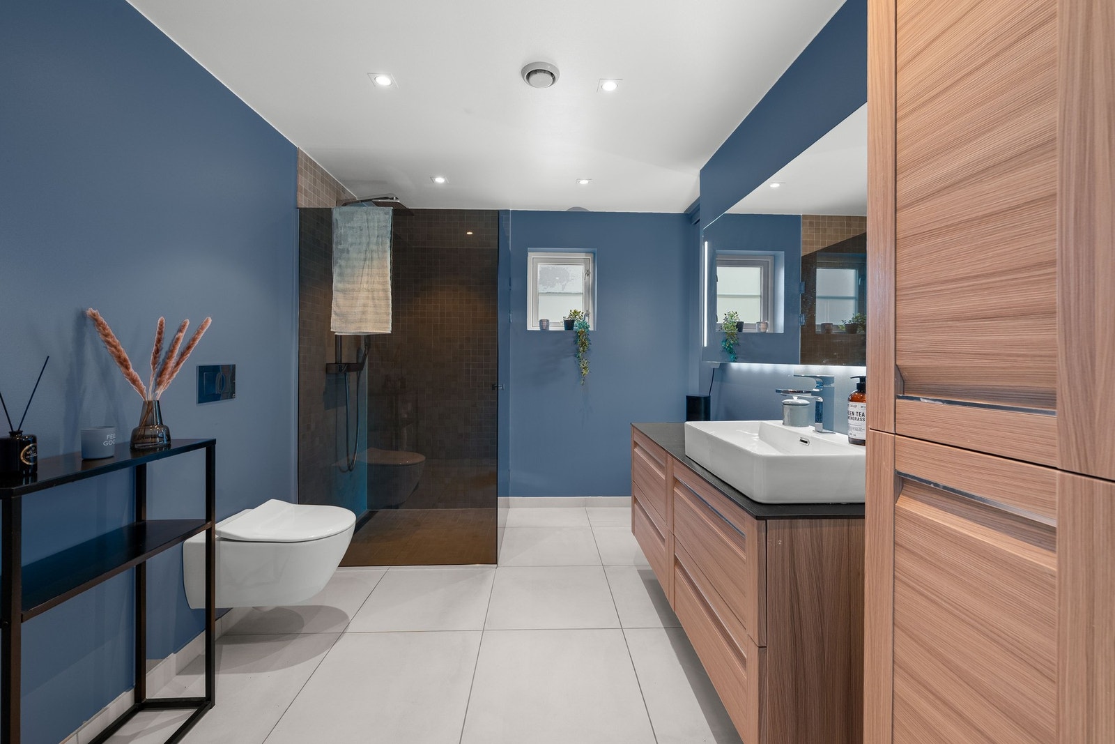 Lekkert og moderne baderom fra 2017. Veggene har fliser og malte flater. Gulvet er flislagt med elektriske varmekabler. Galleribilde