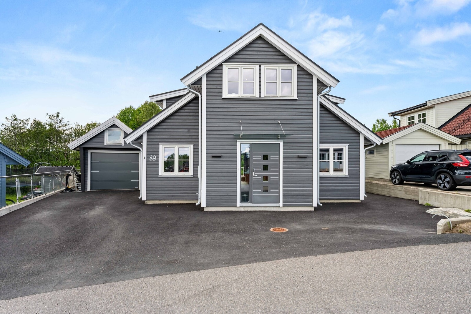 Boligens uteareal er pent opparbeidet og har plass til flere biler. Galleribilde