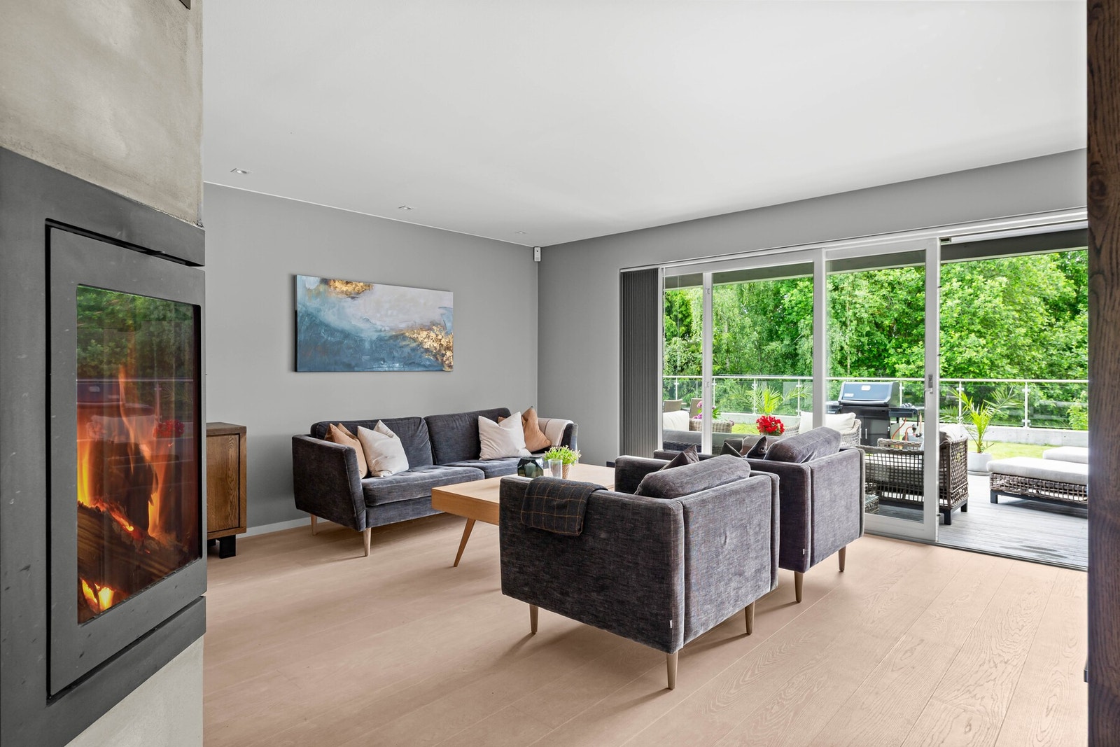 Store vindusflater gir rikelig med naturlig lys og en luftig romfølelse. Peisen bidrar til en behagelig innetemperatur og en koselig atmosfære. Galleribilde