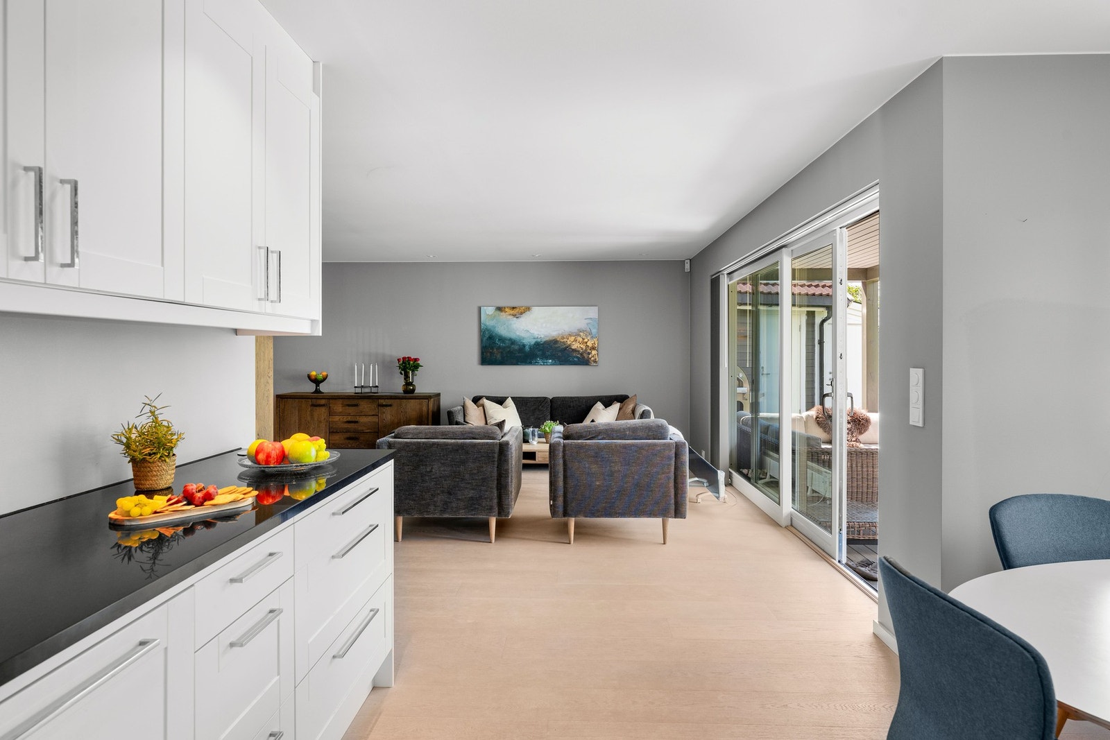 Stuen ligger i en sosial åpen løsning til stuen. Galleribilde