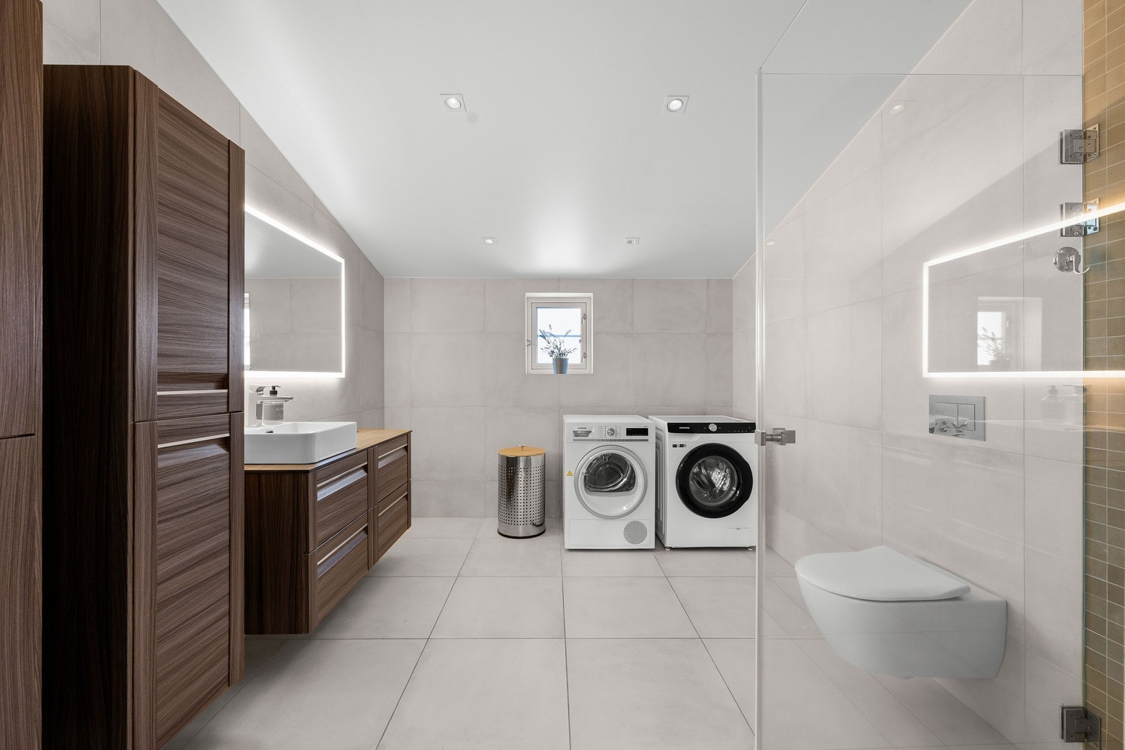 Badet har lekre fliser på vegger og gulv, samt en behagelig varme via elektriske varmekabler. Galleribilde